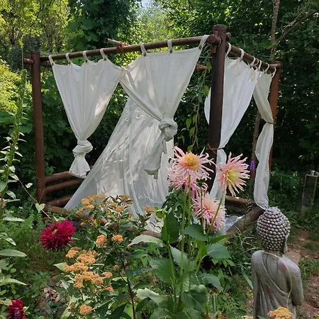 Campingplatz Tente Dans Gazebo Thai Dans Jardin En Bord De Riviere *