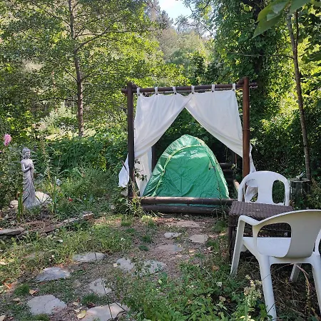 Campingplatz Tente Dans Gazebo Thai Dans Jardin En Bord De Riviere *
