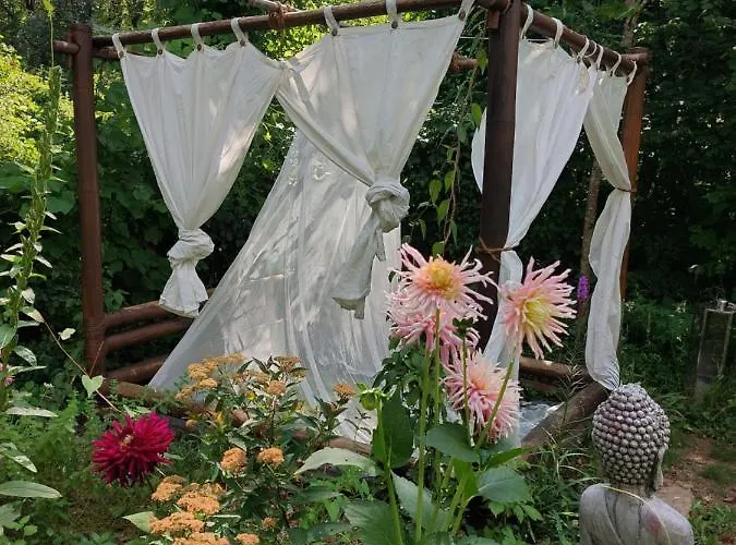 Kemping Tente Dans Gazebo Thai Dans Jardin En Bord De Riviere *