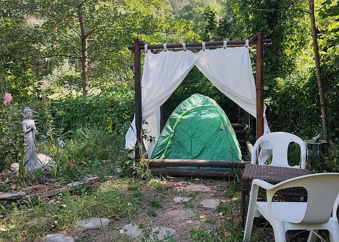 Kemping Tente Dans Gazebo Thai Dans Jardin En Bord De Riviere *